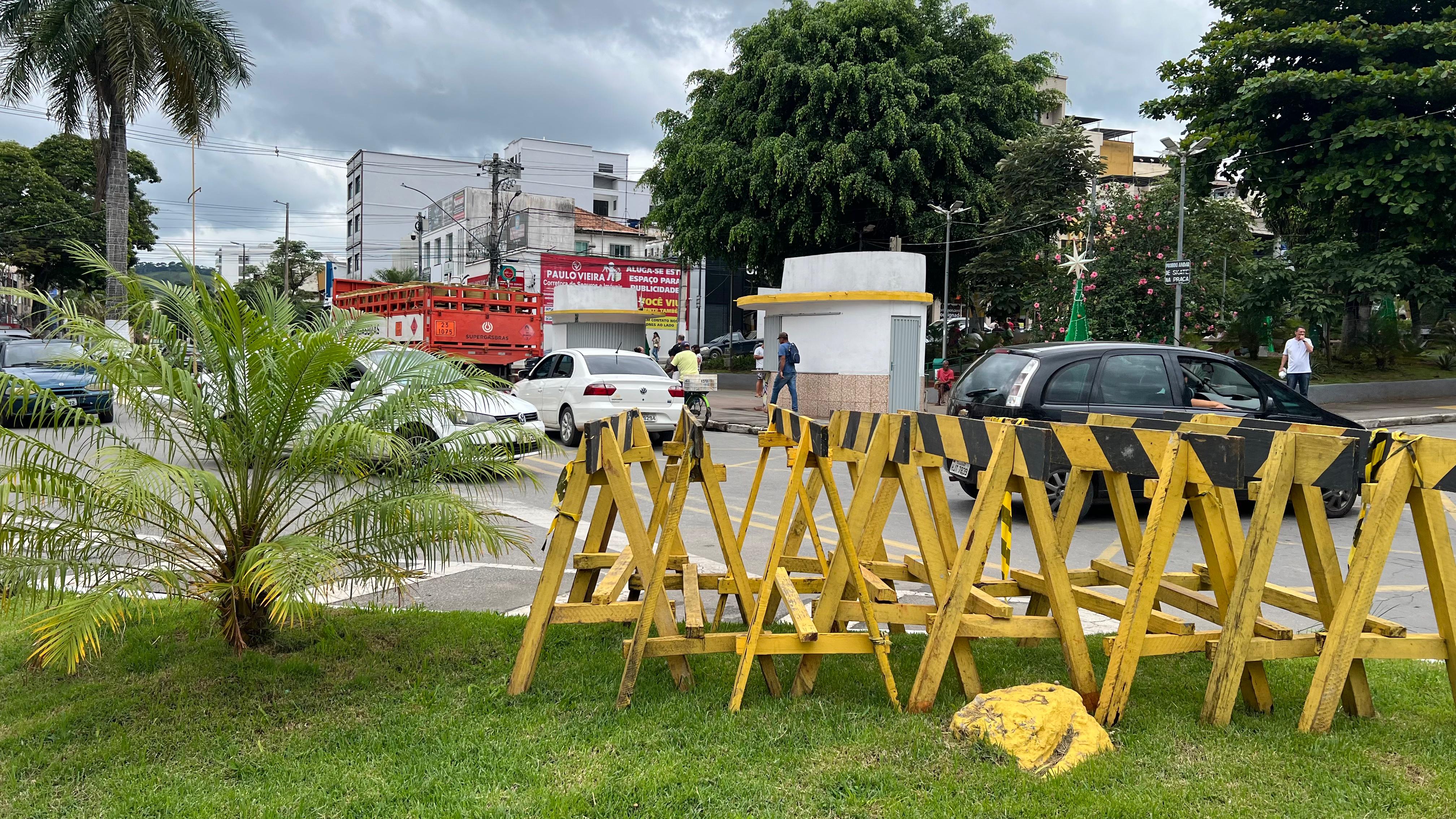 Montagem de palco do Réveillon 2025 causa alterações no trânsito a partir deste sábado no Centro de Santos Dumont